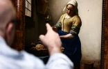 Le tableau "La Laitière" du maître néerlandais du XVIIe siècle Johannes Vermeer au Rijksmuseum d'Amsterdam le 8 septembre 2022