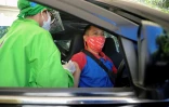 Un soignant administre le vaccin à un conducteur le 1er mars 2021 à Bali, où une campagne de vaccination au volant a été lancée
