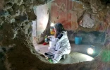 Photo du 18 février 2020 montrant une restauratrice à l'oeuvre dans la maison des chastes amants sur le site archéologique de Pompéi près de Naples