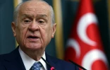 Le chef du parti nationaliste MHP, Devlet Bahceli, s'exprime lors d'une réunion du groupe parlementaire de son parti à la Grande Assemblée nationale turque à Ankara, le 17 janvier 2023