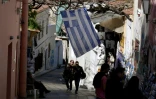 Des passants dans le quartier historique de Plaka, à Athènes, le 2 mars 2015