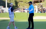 Matthieu Pavon partage sa joie avec le caddie Caddie Mark Sherwood sur le 18e trou du Farmers Insurance Open sur le parcours Torrey Pines le 27 janvier 2024 à La Jolla 