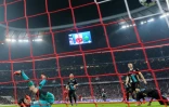 Le gardien d'Arsenal Petr Cech (g) encaisse son quatrième but de la soirée face au Bayern Munich en Ligue des champions, à Munich le 4 novembre 2015