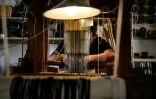 Un artisan travaille sur un métier à soie, à la manufacture Prelle, le 16 septembre 2019 à Lyon
