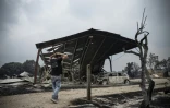 Un habitant inspecte les dégâts dans une zone résidentielle brûlée après un incendie de forêt à Le Porge, dans le département de la Gironde, dans le sud-ouest de la France, le 25 juillet 2026