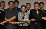 Paetongtarn Shinawatra (c), fille de l'ex-Premier ministre Thaksin Shinawatra, désignée par le parti Pheu Thai comme candidate de la coalition majoritaire sortante au poste de Premier ministre, le 15 août 2024 à Bangkok, en Thaïlande