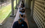 Des personnes font la queue pour se faire vacciner à Vieques (Puerto Rico) le 10 mars 2021