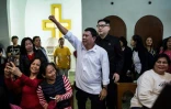 Le sosie du président philippin Rodrigo Duterte, connu sous le nom de Cresencio Extreme, en compagnie du sosie de Kim Jong Un, à un service religieux à Hong Kong le 3 février 2019.