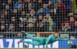 Le gardien costaricien du PSG Keylor Navas plonge pour arrĂŞter un tir, lors du match en Ligue des champions contre le Real Madrid, le 26 novembre 2019, Ă Madrid