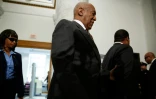 Le comédien et humoriste américain Bill Cosby (c) à son arrivée au tribunal du comté de Montgomery, à Norristown en Pennsylvanie le 24 mai 2016