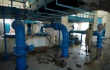 Un employé de l'entreprise publique de gestion de l'eau Uwass à la station de pompage d'eau de Bagrami, à la périphérie de Kaboul, le 23 avril 2025 en Afghanistan