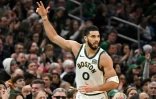 L'ailier fort des Boston Celtics Jayson Tatum, après avoir inscrit un tir à trois points contre les Indiana Pacers lors d'une rencontre de NBA, à Boston, le 30 janvier 2024