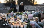Des personnes se recueillent devant un mémorial près du centre de formation pour adultes, deux jours après une fusillade, le 6 février 2025 à Örebro, en Suède