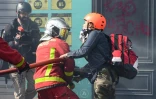 Une manifestante agresse un pompier lors de la manifestation du 1er mai 2022 à Paris