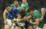 L'arrière du XV de France Brice Dulin (g) lors du Mondial contre l'Irlande, le 11 octobre 2015 à Cardiff