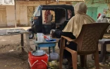 Une vendeuse de thé attend des clients sur un marché de Khartoum, au Soudan, le 19 mai 2023
