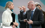 La présidente du CIO Kirsty Coventry (G) s'est entretenue mardi avec le patron de la FIFA  Gianni Infantino (D), qui a plaidé pour la levée de la suspension de la Russie dans les compétitions internationales.
