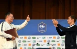 A la fin de sa conférence de presse, l'attaquant des Bleus Antoine Griezmann (d) remercie le chef de presse Philippe Tournon, le 13 juillet 2018 à Istra