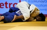 La Française Marie-Eve Gahié tente d'immobiliser la Néerlandaise Sanne Van Dijke, en finale de la catégorie des -70 kg, aux Championnats d'Europe de judo, le 30 avril 2022 à Sofia