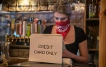 Une serveuse dans un bar Ă Austin, le 22 mai 2020