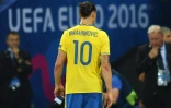L'attaquant Zlatan Ibrahimovic quitte la pelouse après la défaite de la Suède face à le Belgique et son élimination de l'Euro, le 22 juin 2016 à Nice