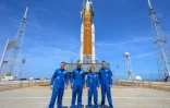 Photo diffusée par la Nasa, montrant les astronautes Reid Wiseman, commandant (g), Victor Glover, pilote (2e g), Christina Koch, spécialiste de mission (2e d), et l'astronaute de l'ASC (Agence spatiale canadienne) Jeremy Hansen, spécialiste de mission (d), lors d'une visite de la fusée SLS Artemis II et du vaisseau spatial Orion, au complexe de lancement 39B du Centre spatial Kennedy, le 30 mars 2026, en Floride