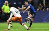 Le milieu suisse de l'Atalanta Remo Freuler frappe et marque contre Valence en Ligue des champions, le 19 février 2020 au stade San Siro de Milan  