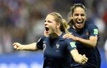 L'attaquante des Bleues Eugénie Le Sommer, buteuse sur penalty contre la Norvège à Nice, est félicitée par Amel Majri, le 12 juin 2019