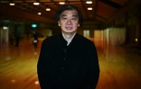 L'architecte japonais Shigeru Ban, dans le refuge pour les sans-abri qu'il a conçu avec son équipe en transformant une salle de judo de Yokohama au Japon, photographié le 14 avril 2020
