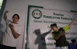 Twinkle (g) et Sonia, championnes pakistanaises de powerlifting, s'entraînent à Lahore, le 26 mai 2016