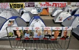 Des portraits d'otages sont accrochés près de tentes dans un camp monté par des manifestants anti-gouvernementaux israéliens à Jérusalem le 2 avril 2024