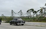 Un pylône haute-tension à terre sur une route entre La Havane et Artemisa après le passage de l'ouragan Rafael à Cuba, le 7 novembre 2024