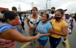 Des familles cherchent à obtenir des nouvelles de leurs proches détenus à la prison Zone 8 de Guayaquil, le 23 février 2021 en Equateur,