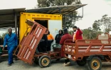 Les techniciens de Mobility Africa changent les batteries d'un "vas-y", à Domboshava le 20 juillet 2022