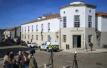 Des journalistes devant le tribunal de Vila Nova de Foz Coa, dans le département de Guarda, dans le nord-est du Portugal, le 26 mars 2026, où doit comparaître un Français soupçonné de double homicide et d'enlèvement
