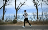 Un joggeur au parc Chaoyang à Pékin, le 5 février 2026