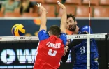 Le Français Julien Lyneel  (bleu) face au Tchèque Michal Finger en barrages de l'Euro de volley, le 30 août 2017 à Katowice