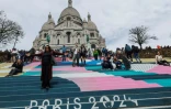 Des escaliers peints aux couleurs des prochains Jeux olympiques de Paris 2024, devant la basilique du Sacré-Cœur, au sommet de la butte Montmartre, le 17 avril 2024 à Paris