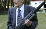 Viktor Kalachnikov, fils du concepteur du célèbre AK-47 Mikhaïl Kalachnikov, pose avec un fusil à Ijevsk, en Russie, le 6 août 2007