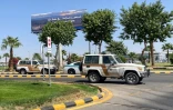 Des véhicules de sécurité garés devant l'aéroport de Tabuk en Arabie saoudite, le 30 septembre 2026