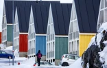 Un écolier marche dans une rue résidentielle de Nuuk, la capitale du Groenland, à la veille des élections législatives, le 10 mars 2025