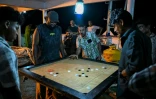 Des passagers jouent au carom à bord du ferry Kalighat, l'unique lien entre Chowra et Car Nicobar, deux minuscules morceaux de l'archipel indien des Andaman-et-Nicobar, en plein cœur de l'océan Indien, le 30 mars 2026