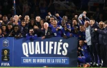 Les Bleus du sélectionneur français Didier Deschamps (au centre), après leur qualification pour le Mondial-2026 grâce à leur victoire contre l'Ukraine, le 13 novembre 2025 au Parc des Princes