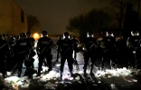Des policiers en position face aux manifestants, le 11 avril 2021 à Brooklyn Center, près de Minneapolis, après la mort d'un jeune homme noir tué par la police