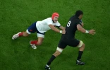 Gabin Villière tente de plaquer Ardie Savea au Stade de France le 8 septembre 2023