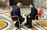 Photo diffusée par le ministère des Affaires étrangères ukrainien montrnant le président américain Donald Trump et son homologue ukrainien Volodymyr Zelensky, le 26 avril 2025 à la basilique Saint-Pierre du Vatican