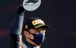 Le Thaïlandais Alex Albon (Red Bull) sur la 3e marche du podium du GP de Toscane, à Scarperia e San Piero, le 13 septembre 2020