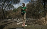Une habitante mesure l'étendue des dégâts causés par l'incendie qui a ravagé la commune de Le Porge, en Gironde, le 31 juillet 2026 