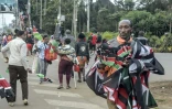Des marchands vendent des drapeaux et autres objets à l'extérieur du stade Kasarani de Nairobi, le 28 novembre 2017, avant la cérémonie d'intronisation du président Uhuru Kenyatta
