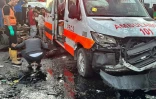 L'ambulance frappée par un bombardement israélien, devant l'hôpital d'al-Chifa, dans la bande de Gaza, le 3 novembre 2023, au cours de laquelle 15 personnes ont été tuées et une soixantaine blessées selon le Croissant-Rouge palestinien 